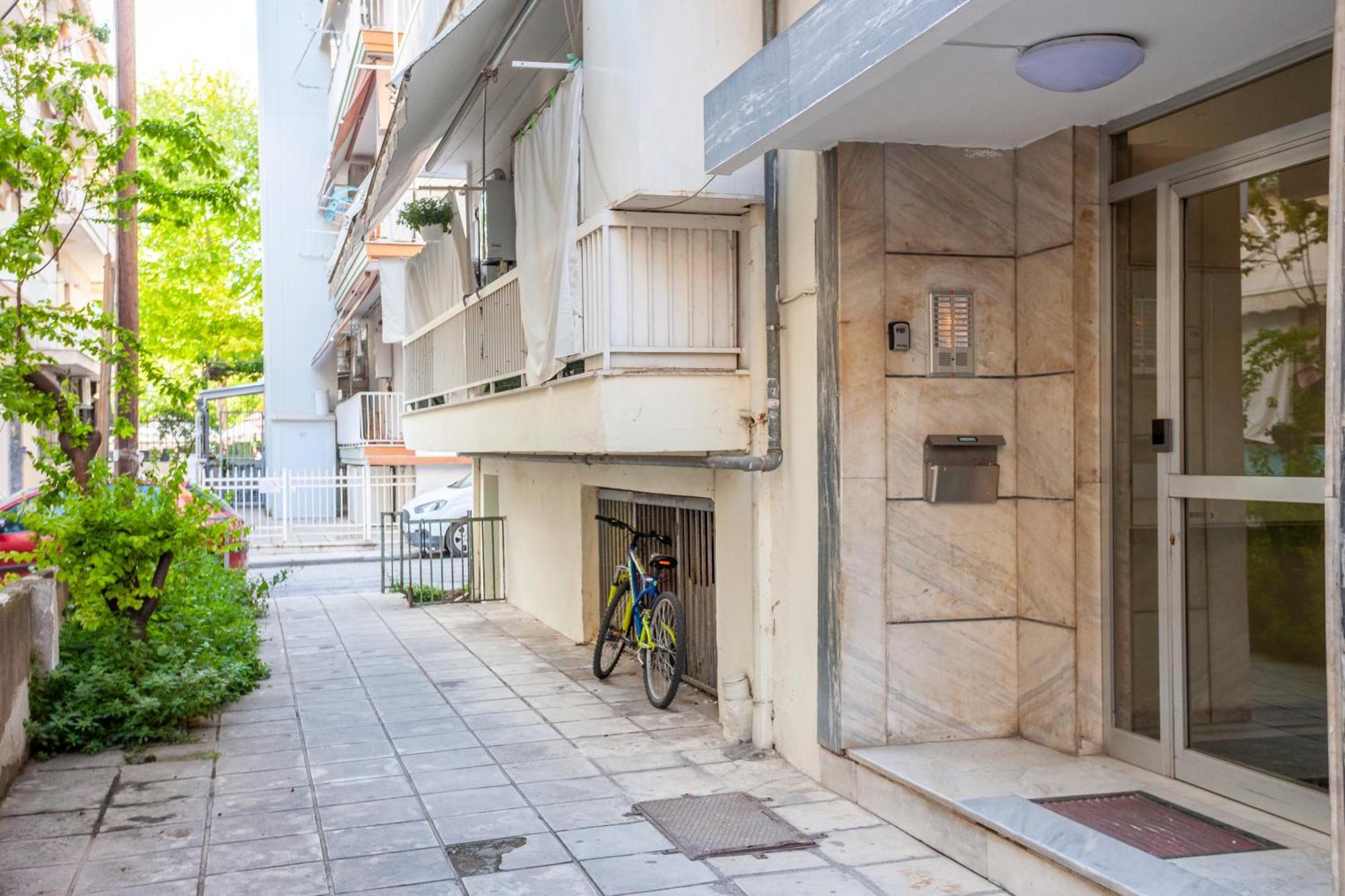 Mazi Charilaou 2,3 Apartment